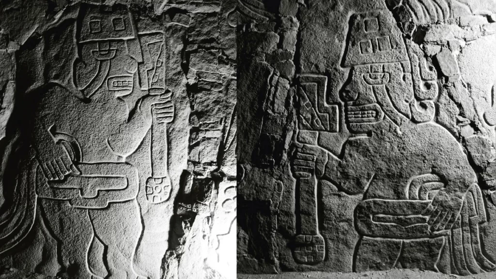 Relieves de figuras armadas talladas en piedra en el templo principal de Sechín, representando escenas rituales con expresiones de agresión.
