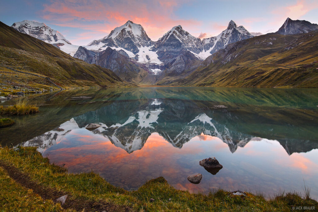 Laguna Carhuacocha reflejando los nevados Yerupajá, Siula Grande y Jirishanca en la Cordillera Huayhuash, Perú