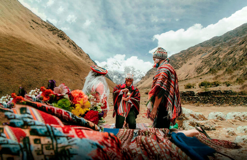 Pareja celebrando una boda andina de la mano de un chamán de la comunidad Quero en las alturas del Perú