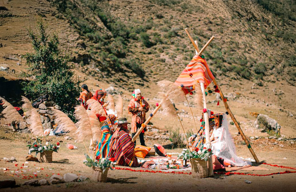 Pareja celebrando su matrimonio andino con rituales simbólicos frente a los Apus en el Valle Sagrado