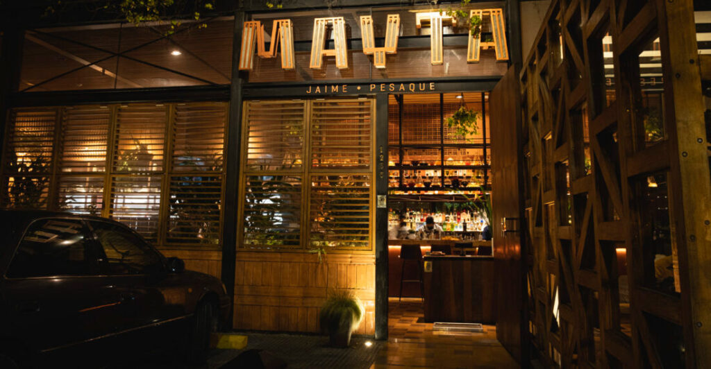 Fachada iluminada del restaurante Mayta en Miraflores, Lima, dirigido por el chef Jaime Pesaque, reconocido entre los mejores del mundo en 2025
