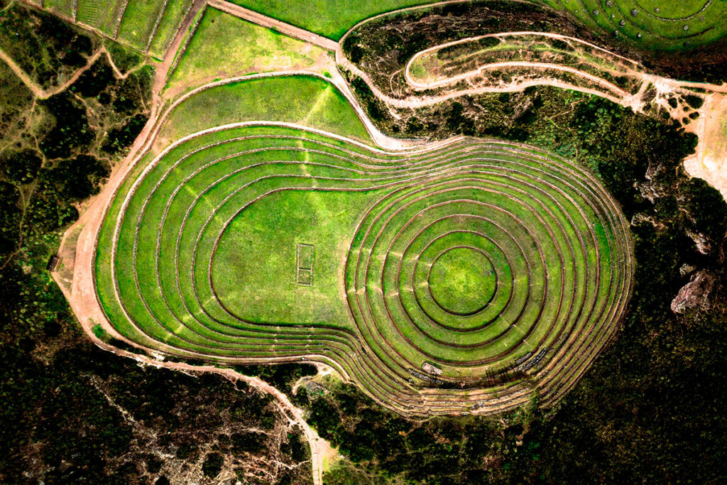 Vista aérea de las terrazas circulares de Moray, que evidencian su diseño geométrico aplicado a la experimentación agrícola inca
