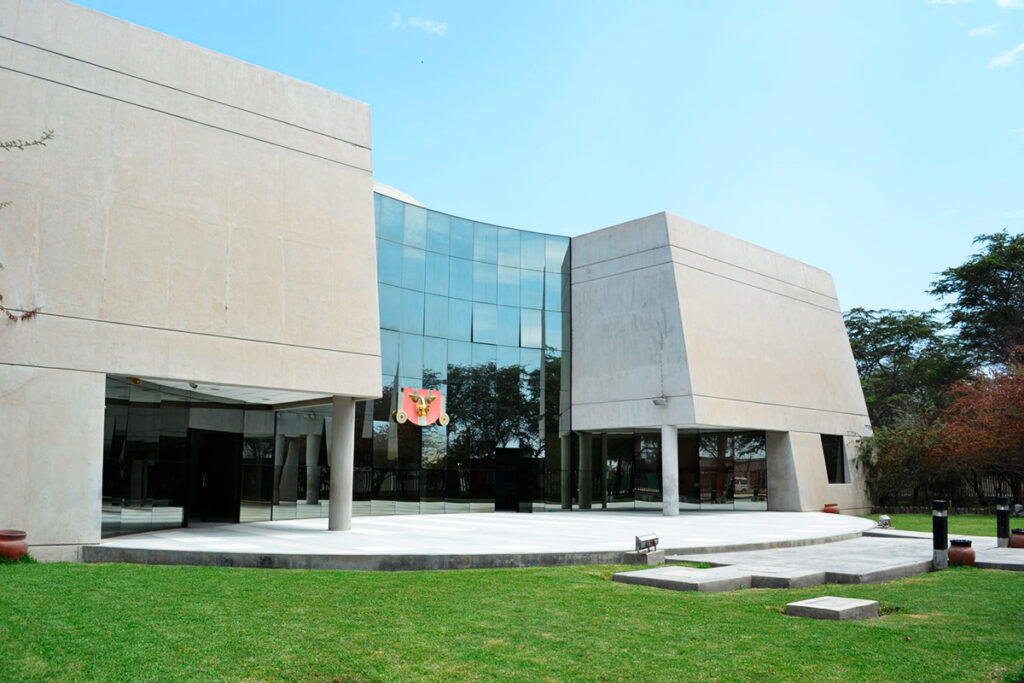 Fachada moderna del Museo Nacional de Sicán en Ferreñafe, con estructura angular y entrada principal acristalada, en Lambayeque, Perú