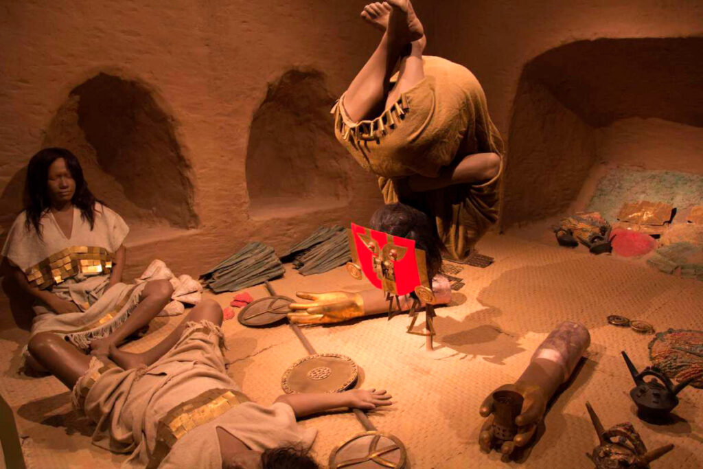 Recreación museográfica de una tumba Sicán con figuras humanas, máscaras y objetos rituales en el Museo Nacional de Sicán, Lambayeque