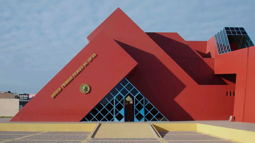 Fachada del Museo Tumbas Reales de Sipán con arquitectura inspirada en pirámides mochicas, en Lambayeque, Perú