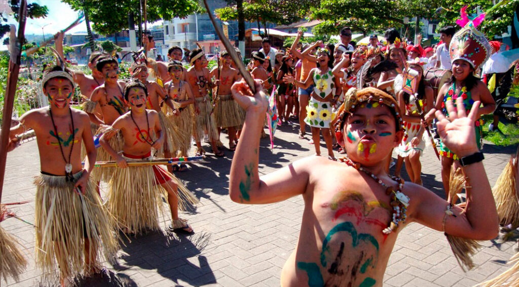 Niños y jóvenes participan en pasacalle festivo durante la Fiesta de San Juan 2025 en una ciudad amazónica del Perú