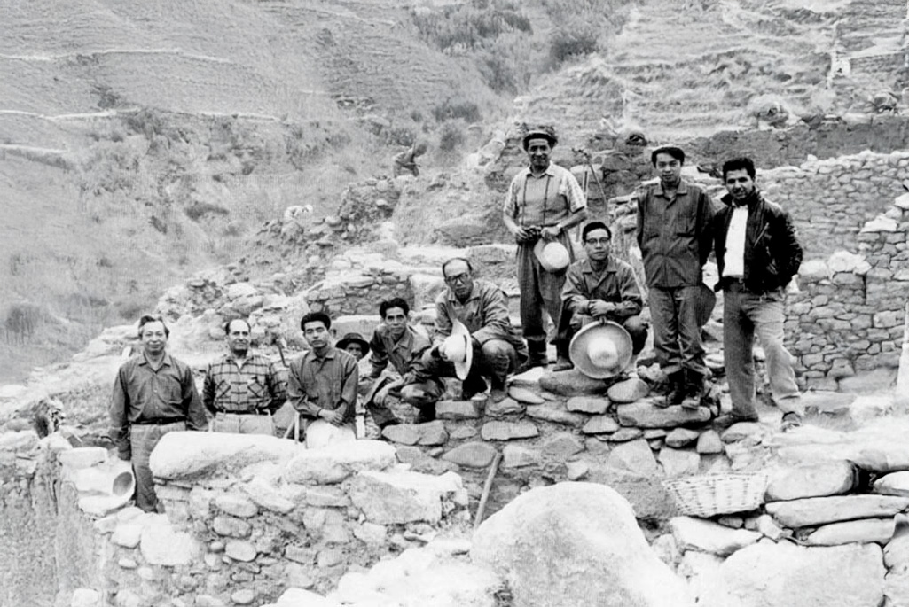 Equipo de arqueólogos japoneses y pobladores locales durante las excavaciones en Kuntur Wasi en 1988