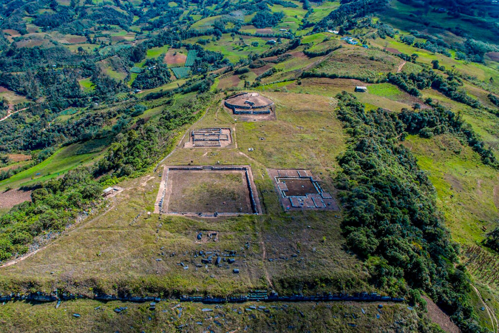 Vista aérea del complejo arqueológico de Pacopampa, con plataformas ceremoniales distribuidas entre paisajes verdes de Cajamarca.