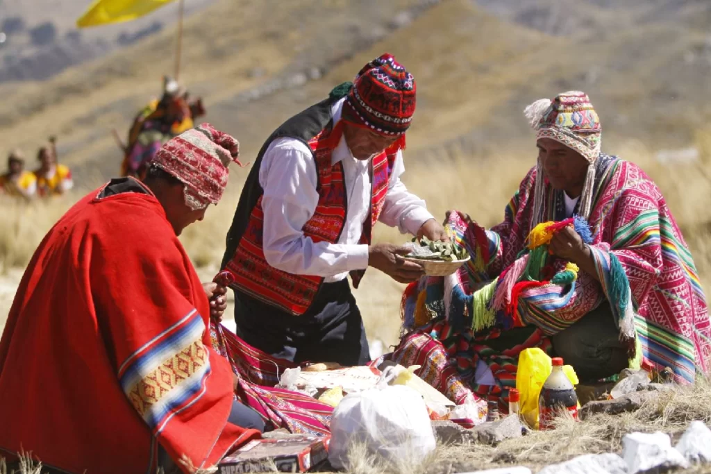 Ceremonia de pago a la Tierra guiada por maestros andinos en los Andes del Perú