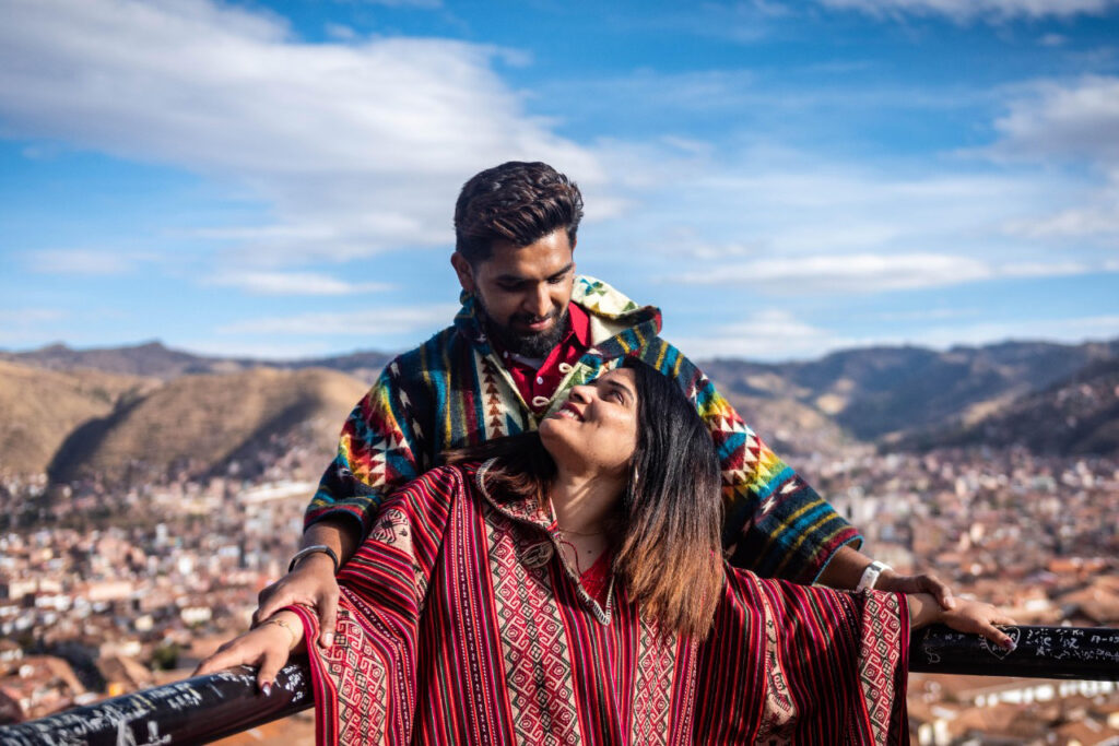 Pareja disfrutando de su luna de miel con vista panorámica a la ciudad del Cusco