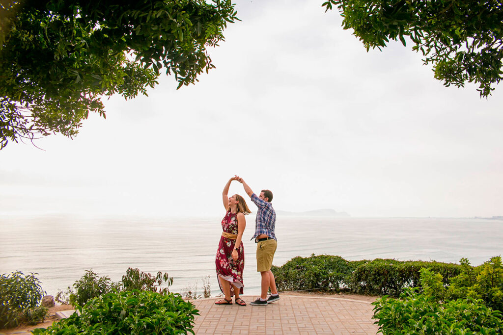Pareja bailando frente al mar en Miraflores durante su luna de miel romántica en Perú