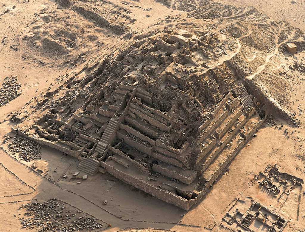 Vista aérea de la Gran Pirámide de Caral, principal estructura ceremonial de la civilización andina más antigua de América.