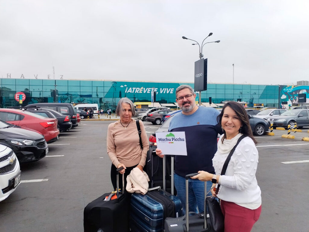Turistas son recibidos por personal de Viagens Machu Picchu en el nuevo Aeropuerto Internacional Jorge Chávez, en Lima