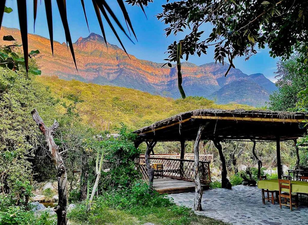 Mirador comunal en la Reserva Ecológica Chaparrí con vista al cerro sagrado y vegetación del bosque seco