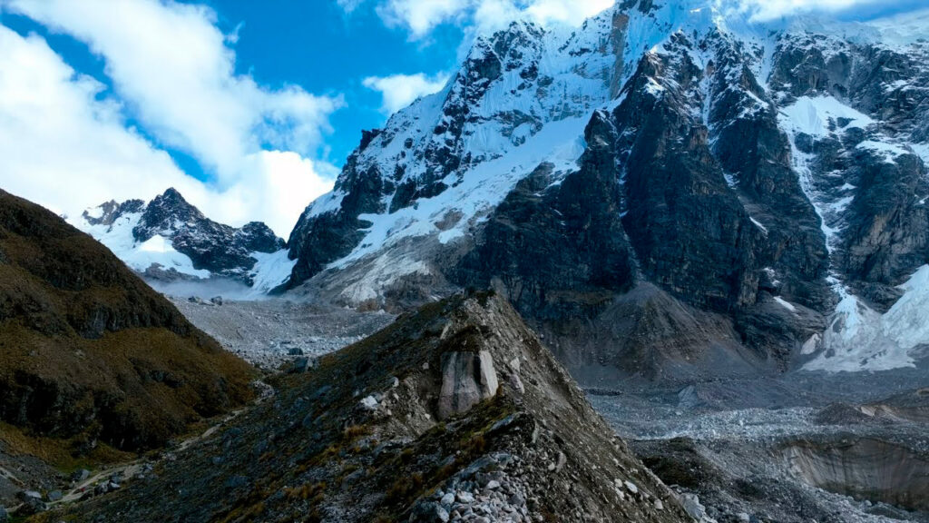 Paisaje glaciar del Salkantay con formaciones rocosas y nieves perpetuas