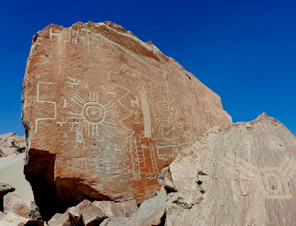 etroglifos tallados en rocas volcánicas de Toro Muerto bajo el cielo azul del Valle de Majes, Arequipa