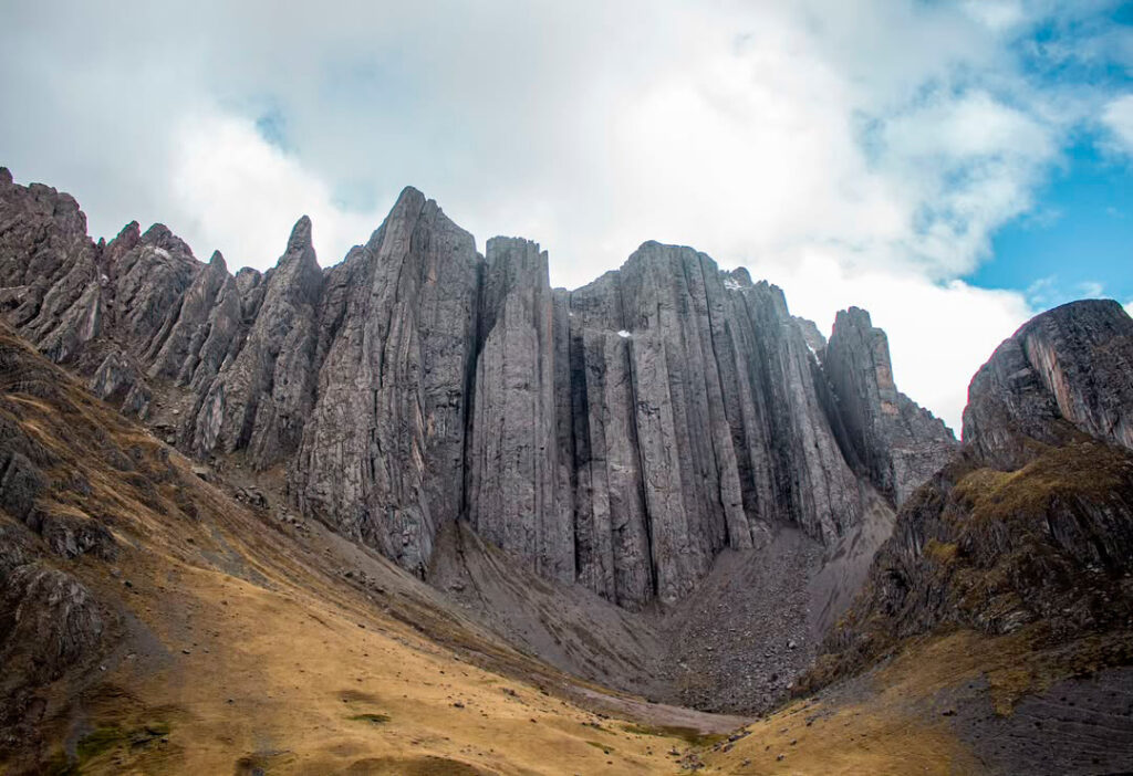 Formaciones rocosas verticales de las Torres de Vichaycocha en Junín, Perú