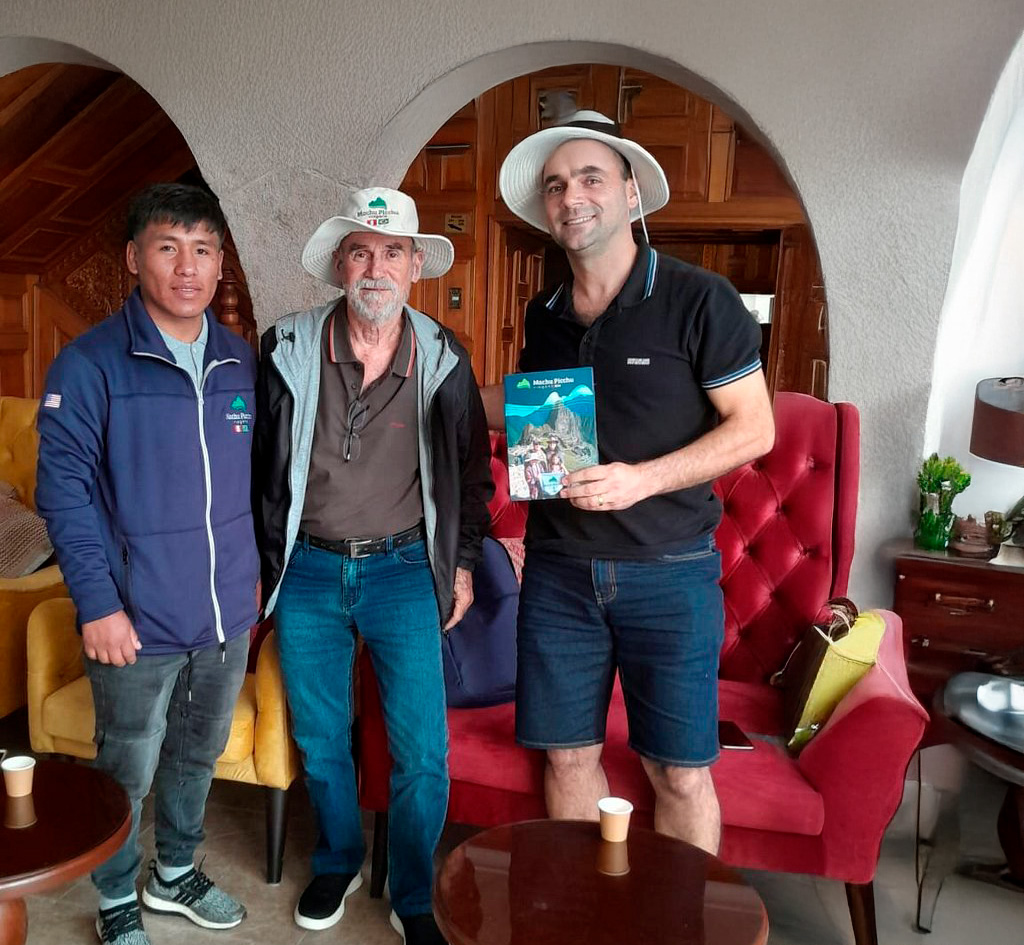 Turistas junto a transfer de Viagens Machu Picchu antes del trayecto hacia la estación de tren en Ollantaytambo