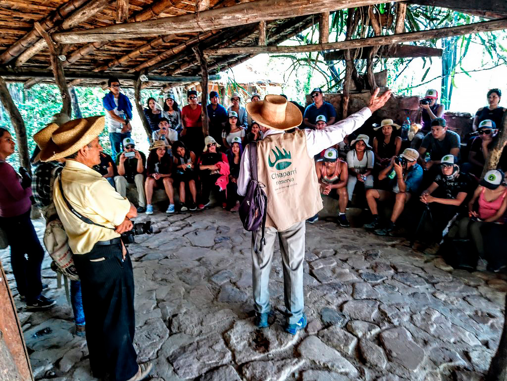 Guía comunal orienta a un grupo de turistas al inicio de su visita en Chaparrí, ejemplo de turismo sostenible