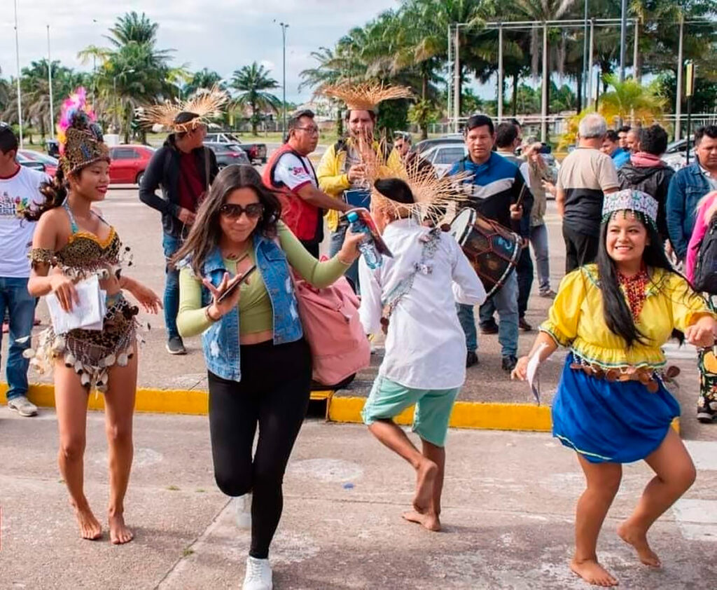 Turistas y bailarines locales celebran la Fiesta de San Juan en una ciudad de la Amazonía peruana, entre danzas y música en vivo