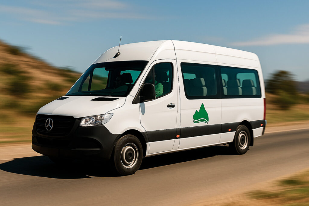 Van de Viagens Machu Picchu en movimiento por una carretera peruana, símbolo de seguridad y monitoreo constante durante el viaje
