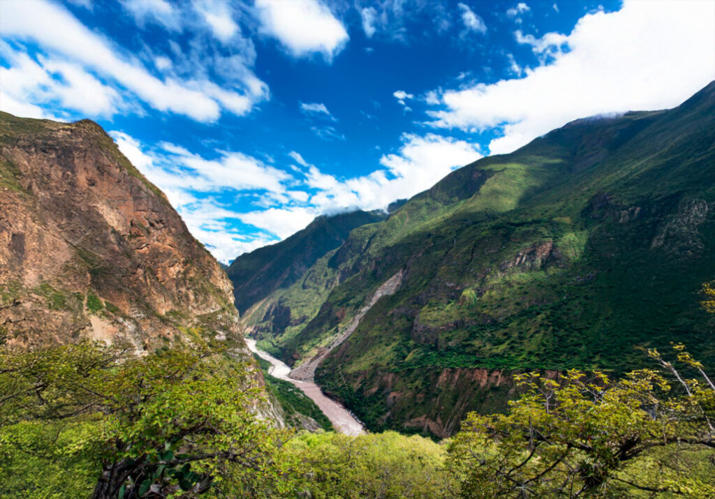 Vegetación andina y microclimas del Cañón del Apurímac, con bosques verdes rodeando el curso del río entre montañas escarpadas