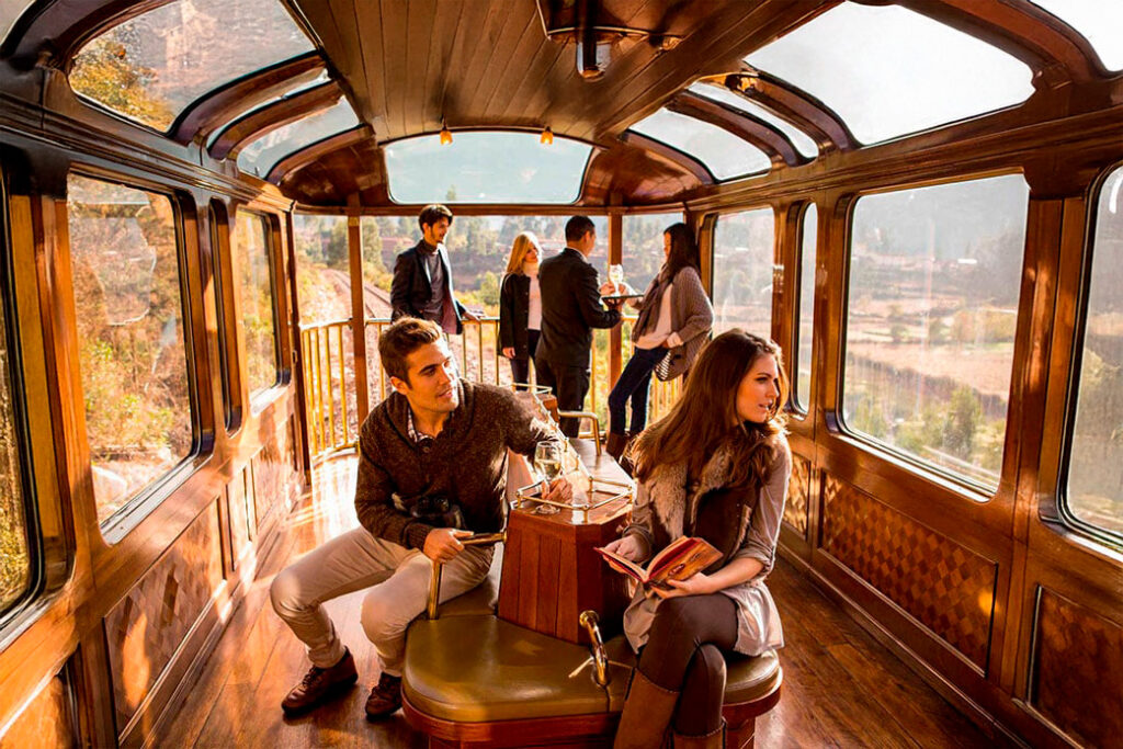 Pareja viajando en el tren Vistadome hacia Machu Picchu durante su luna de miel en el Valle Sagrado