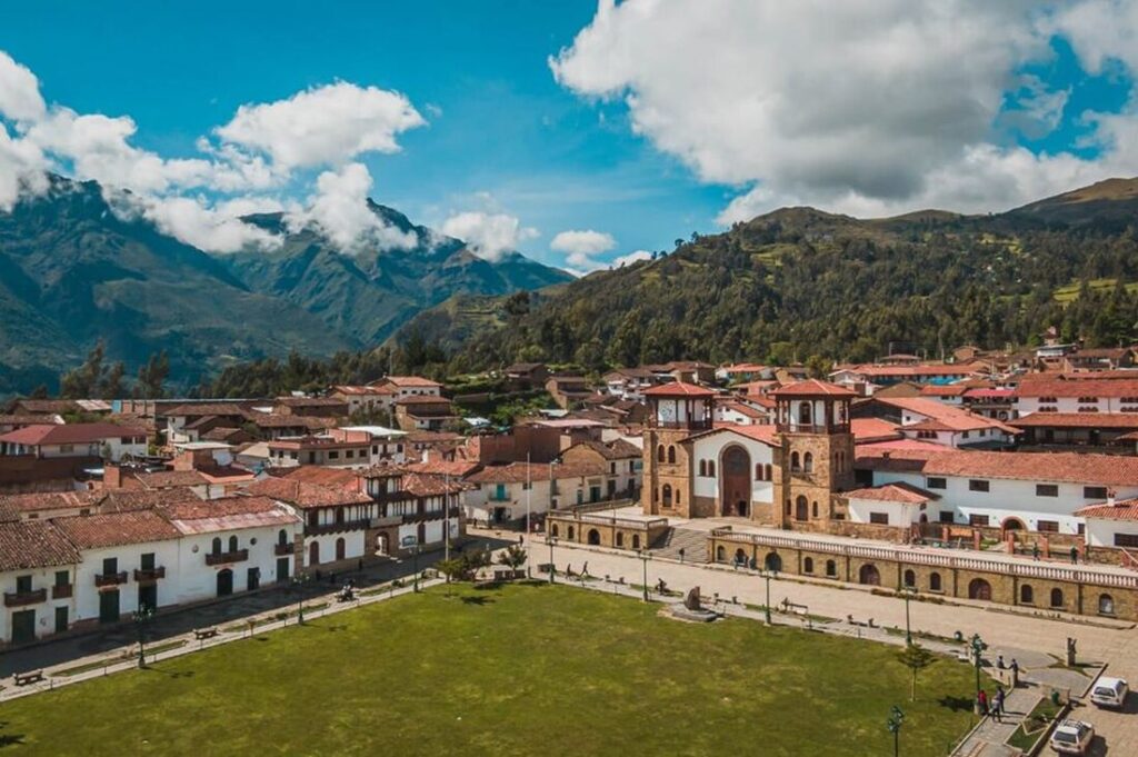 Vista panorámica de la plaza principal de Chacas, con la iglesia matriz, casas de arquitectura andina y montañas al fondo bajo un cielo despejado