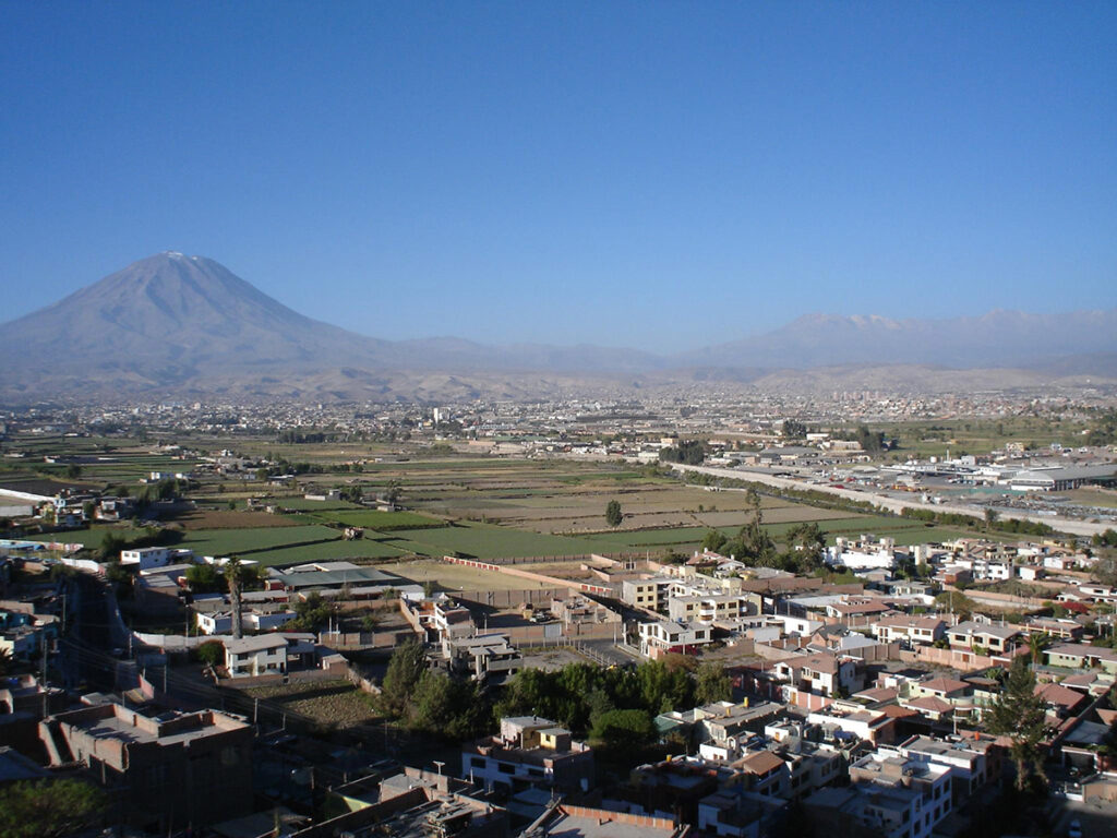 Panorámica desde el Mirador de Sachaca mostrando la campiña arequipeña, áreas urbanas y el volcán Misti al fondo