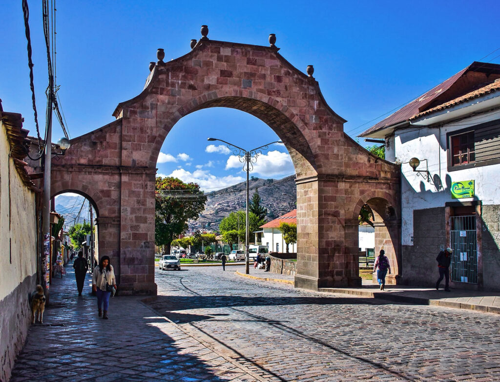 Arco de San Andrés en el Paseo de los Héroes de Cusco, con acceso vehicular y peatonal