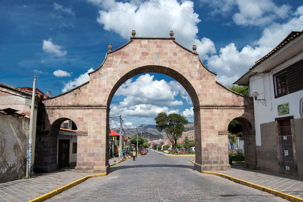 Arco de San Andrés en Cusco con vista al Paseo de los Héroes y fondo urbano