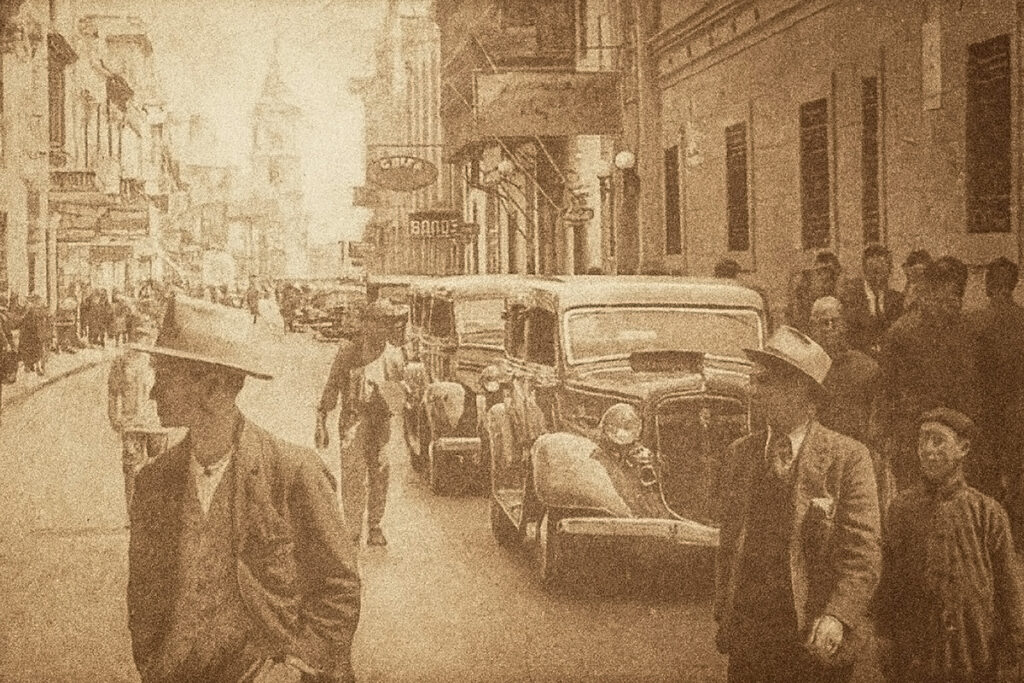 Fotografía antigua de la calle Capón en Lima, con transeúntes y autos de época frente a chifas emblemáticos