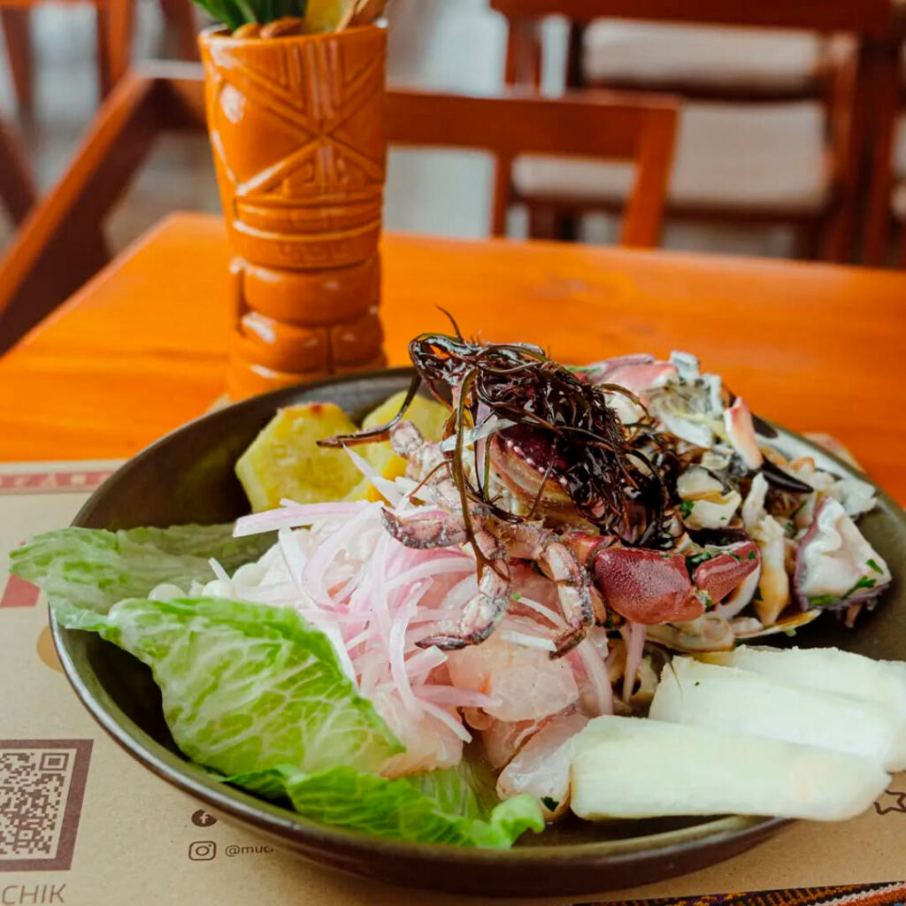 Plato de ceviche huanchaquero en Huanchaco, con mariscos frescos y alga mococho