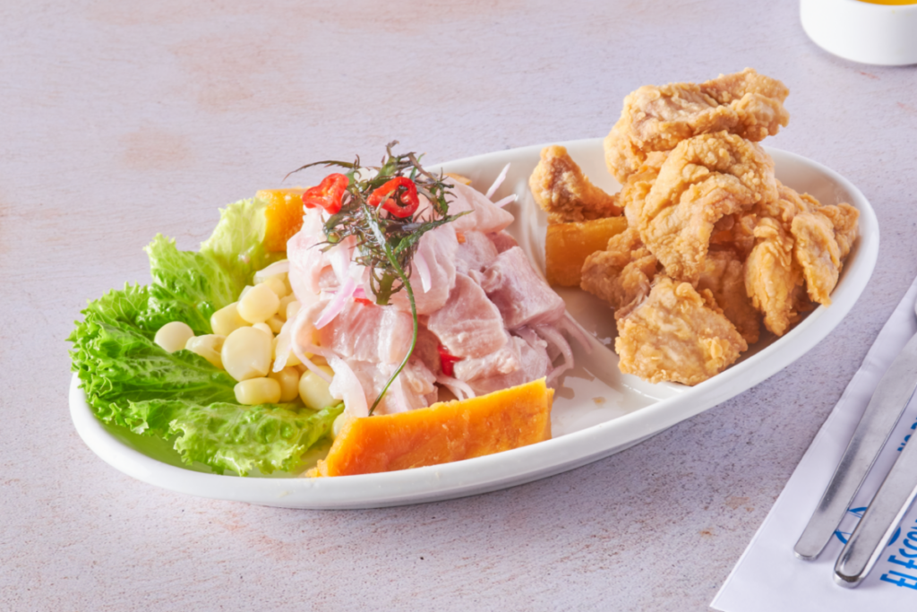 Ceviche norteño acompañado de chicharrón y camote en plato ovalado