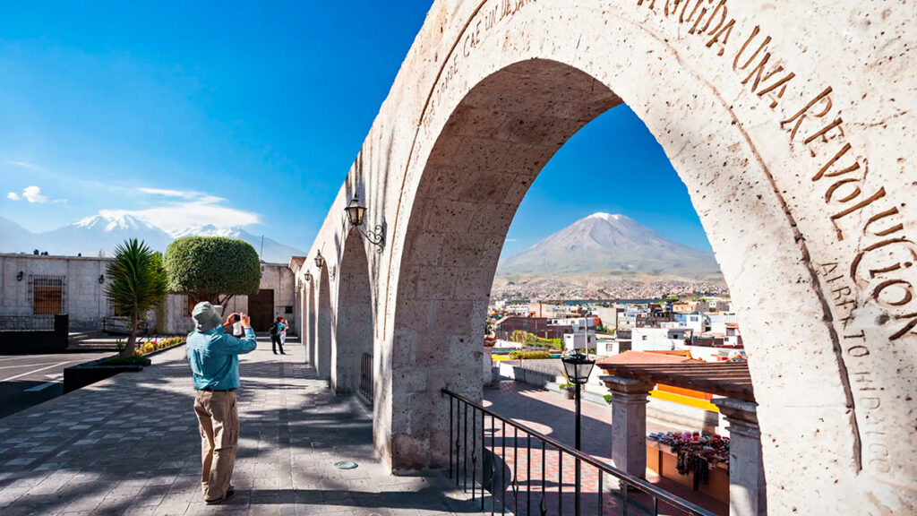 Vista desde el Mirador de Yanahuara en Arequipa con arcos de sillar blanco y el volcán Misti al fondo, captada en un día soleado