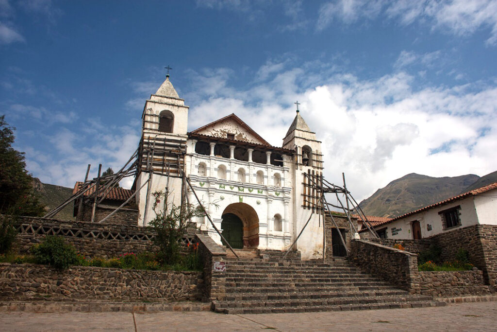 Fachada colonial de la iglesia principal de Coporaque, uno de los pueblos más antiguos del Valle del Colca