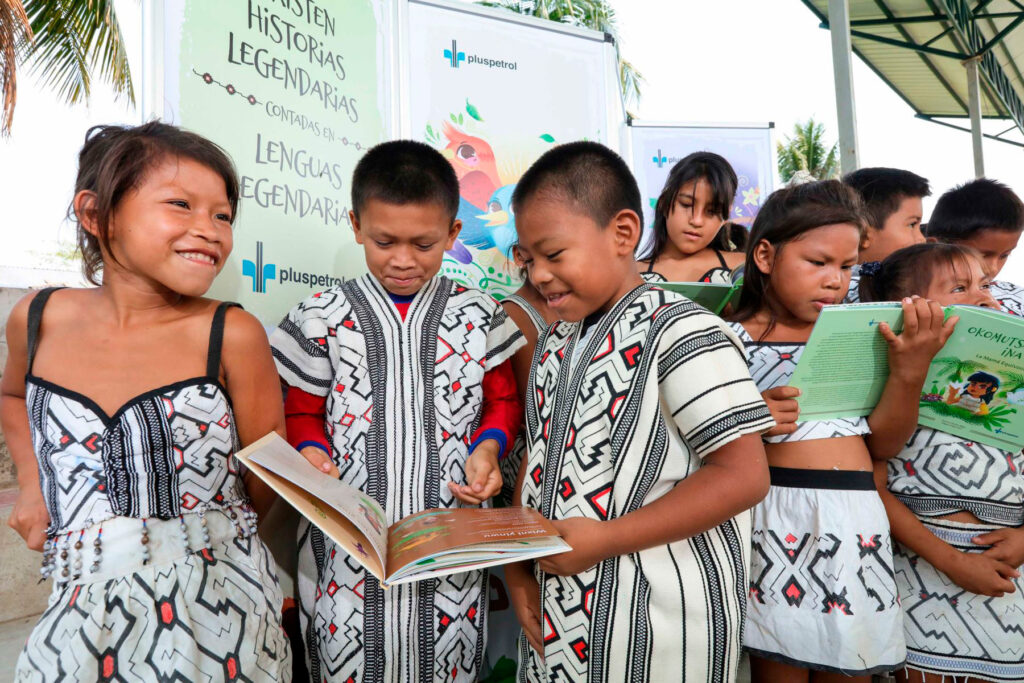 Niños matsigenkas leyendo cuentos en su lengua originaria durante una actividad educativa