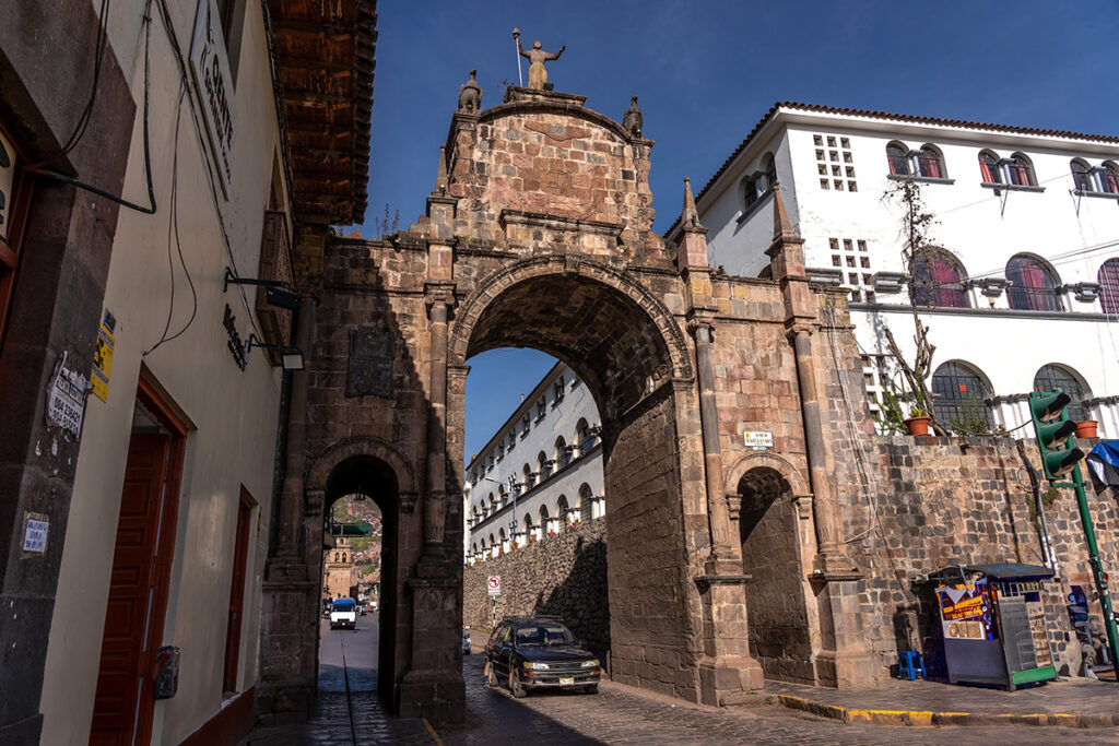 Arco de Santa Clara y convento de clarisas vistos desde la calle Cusco