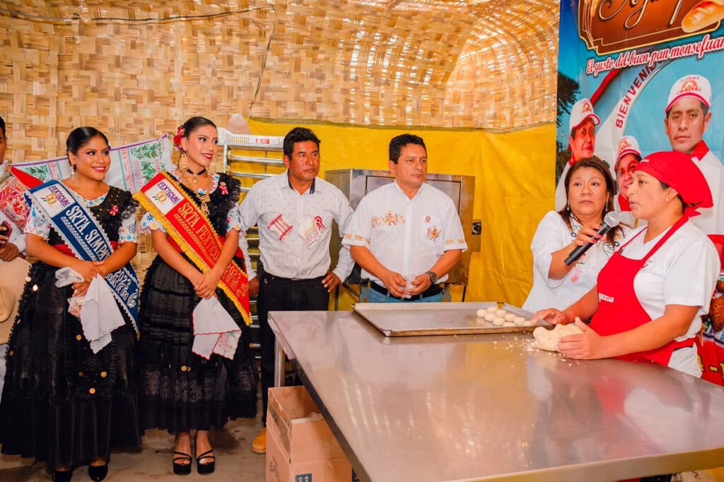 Representantes de la feria FEXTICUM de Monsefú junto a expositores gastronómicos, mostrando la diversidad cultural del evento
