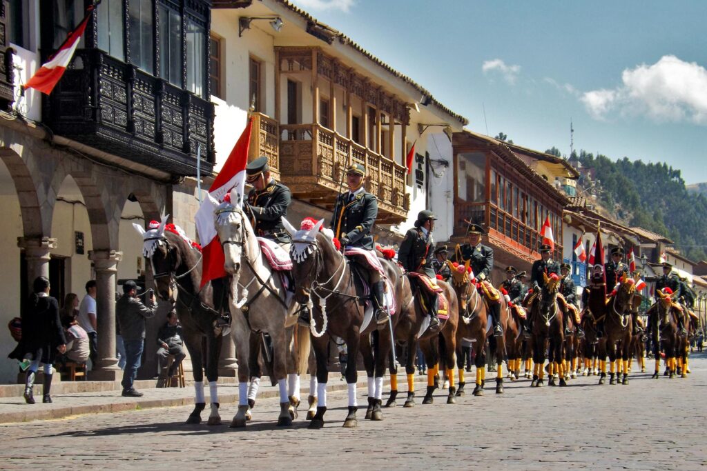 Desfile cívico militar en la Plaza de Armas de Cusco durante Fiestas Patrias