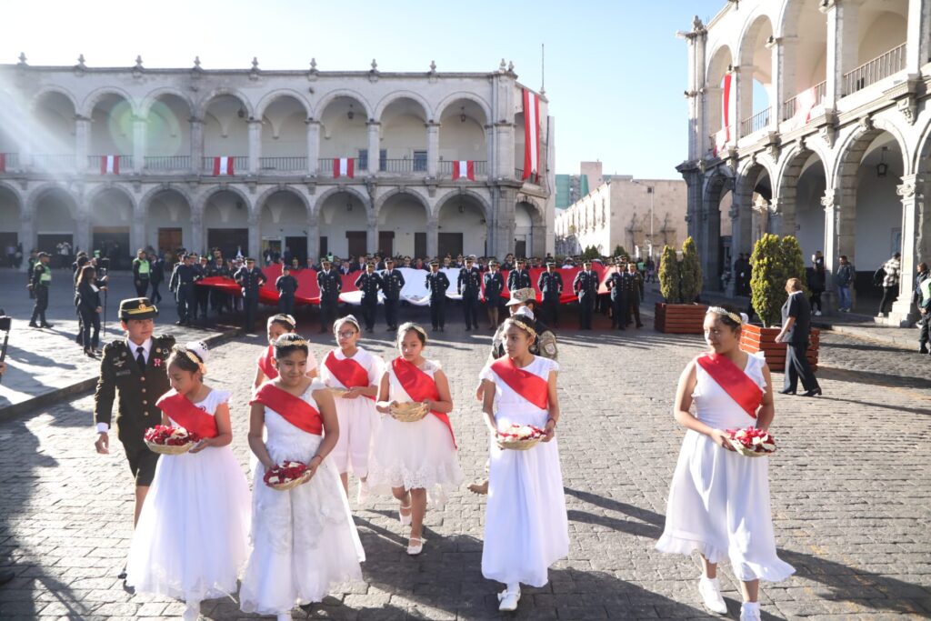 Desfile escolar en la Plaza de Armas de Arequipa durante las celebraciones patrias