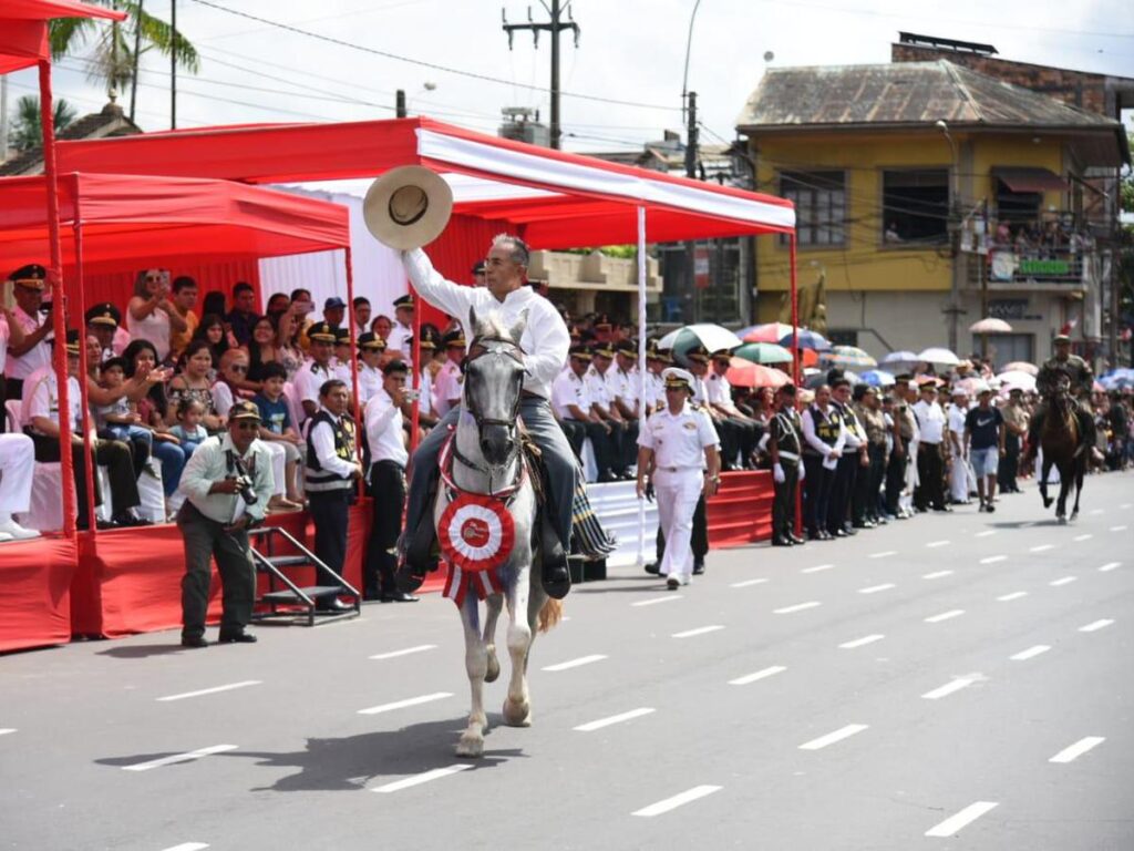 Desfile cívico en Iquitos durante las Fiestas Patrias en la Amazonía peruana