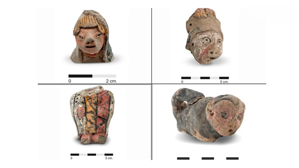 Esculturas de barro halladas en Peñico con formas antropomorfas y restos de pigmento, asociadas a contextos ceremoniales