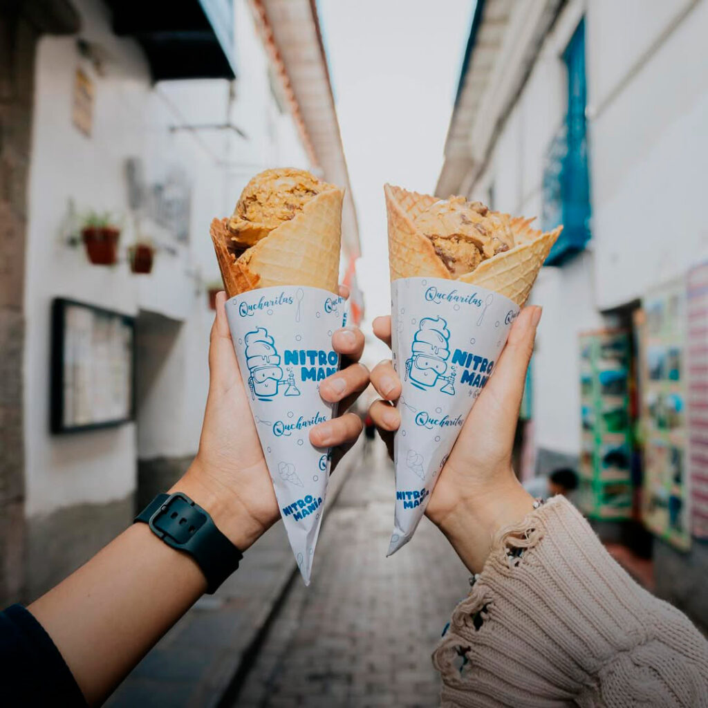 Pareja disfruta de los helados artesanales del cusco en las calles del Barrio San blas