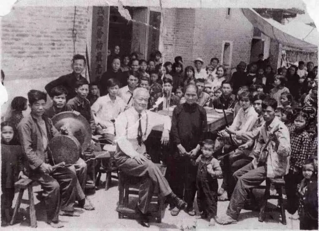 Comunidad china en Lima a finales del siglo XIX, reunida en un espacio público. Fotografía histórica que refleja la presencia migrante en los inicios de la cocina chifa en Perú