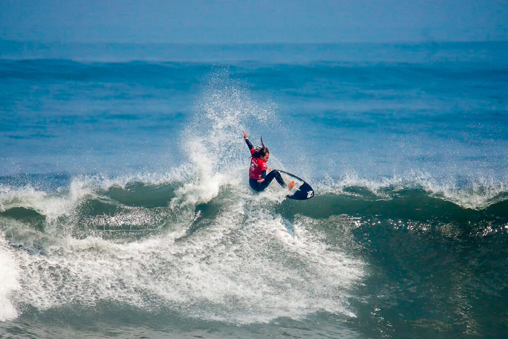 Surfista desafiando las olas en Huanchaco, uno de los mejores destinos de surf del norte peruano