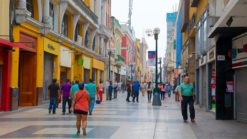 jirón de la unión con peatones caminando entre tiendas y edificios coloniales en lima