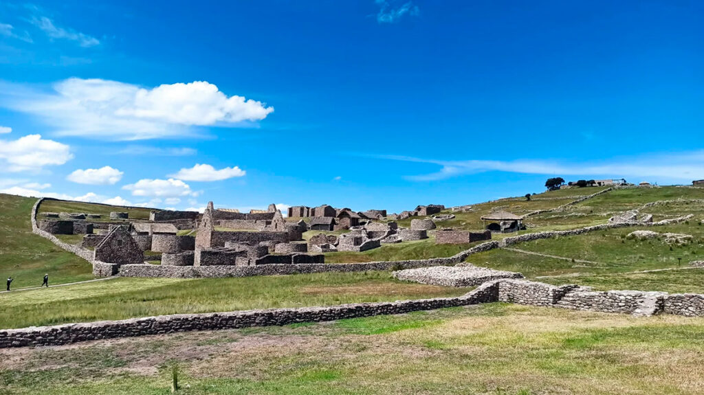 Vista general de Kanamarka desde la colina, con arquitectura pétrea extendida sobre el paisaje andino