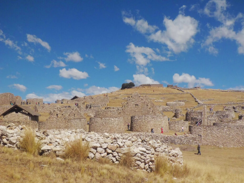 Panorámica de Kanamarka con estructuras incaicas sobre terrazas naturales en el altiplano de Espinar