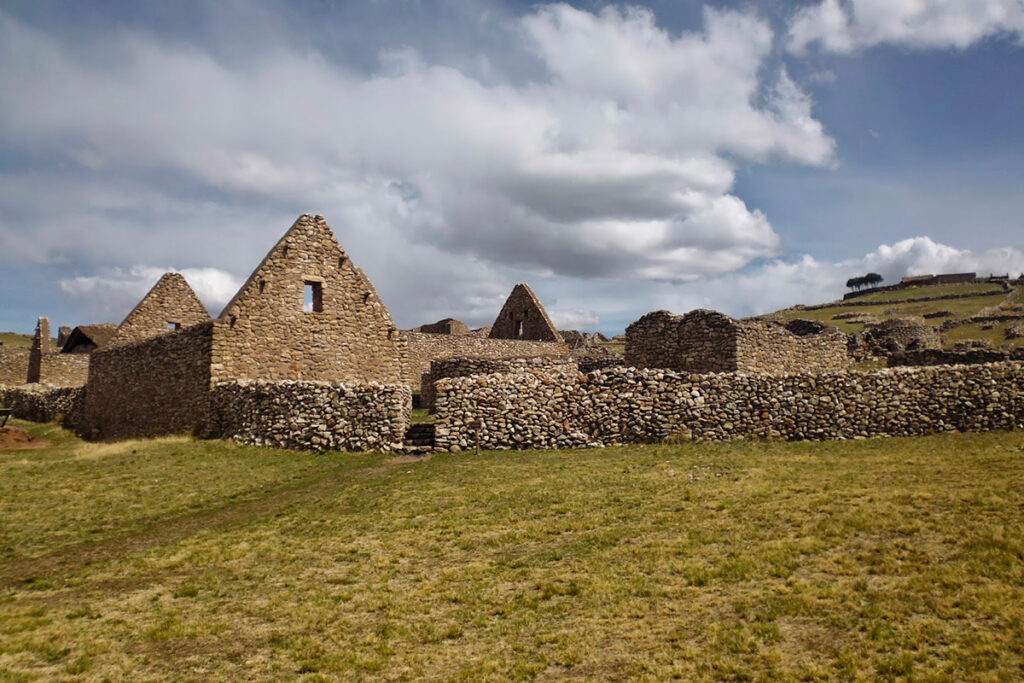 Ruinas de Kanamarka en Espinar, Cusco, con arquitectura inca y paisaje altoandino